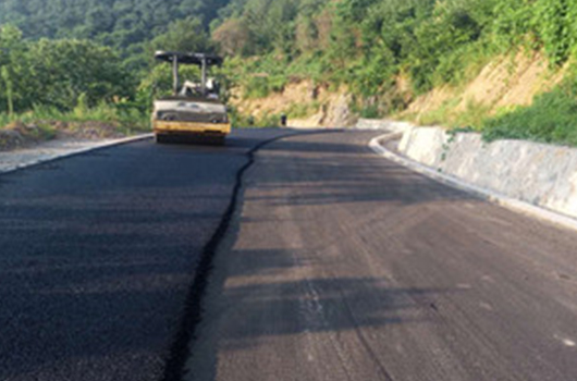 重載交通路段的道路刷黑，有